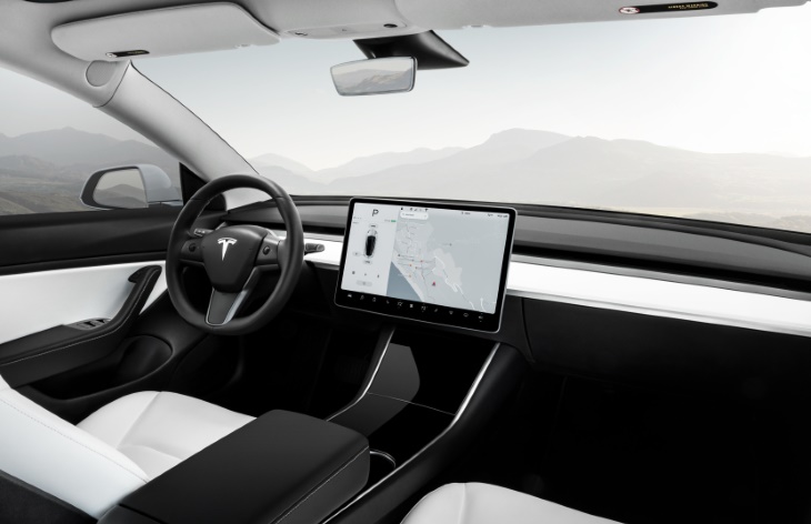 Автопилот Tesla решил сам уйти от полицейской погони и разогнался до 150 километров в час