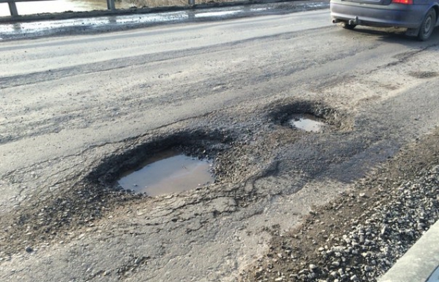 Если на дороге нет разметки или много ям: украинцам рассказали, куда жаловаться