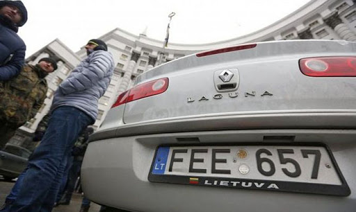 «Евробляхеры» в ловушке: они не могут вывезти машины и платят огромные штрафы