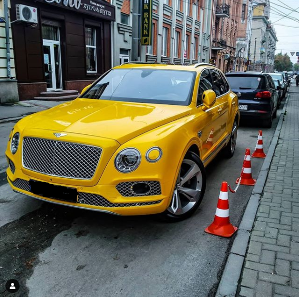 В Украине заметили шикарный желтый Bentley - стоит около 8,5 млн (фото)