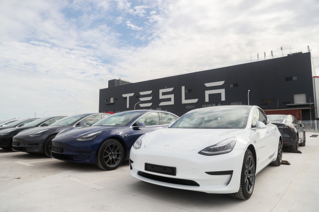 Электрокары Tesla теперь требуют на треть меньше вмешательства человека во время работы автопилота
