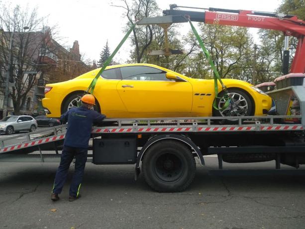 В Днепре эвакуатор забрал желтый Maserati