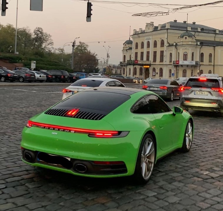 В Киеве заметили роскошный спорткар \"ядовитого\" цвета - стоит 11 млн: фото