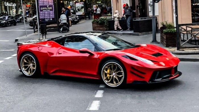 По Одессе проехался тюнингованный суперкар Ferrari красного цвета