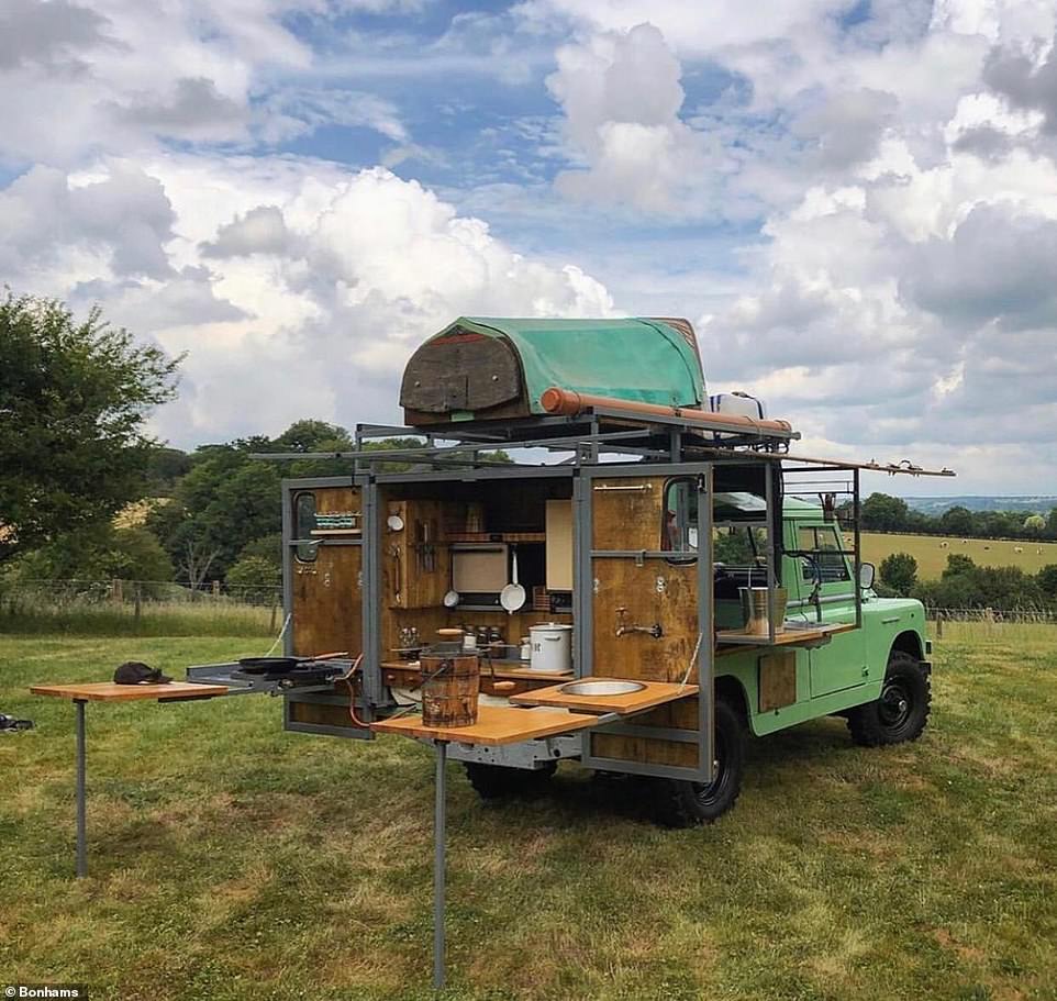 На продажу выставлена мобильная кухня на базе Land Rover Defender