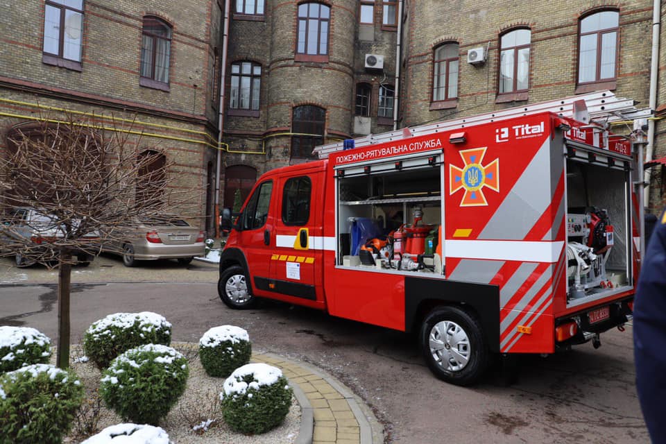 Львовские спасатели получили интересный пожарный автомобиль  (фото)