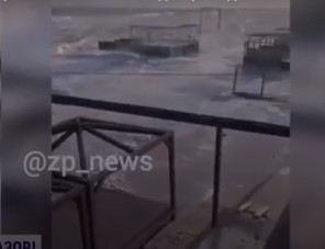 Мощный шторм в Азовском море затопил дорогу к резиденции Зеленского: видео