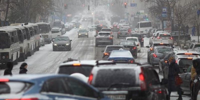 Есть и плюс: из-за гололеда водители стали меньше превышать скорость на киевских дорогах