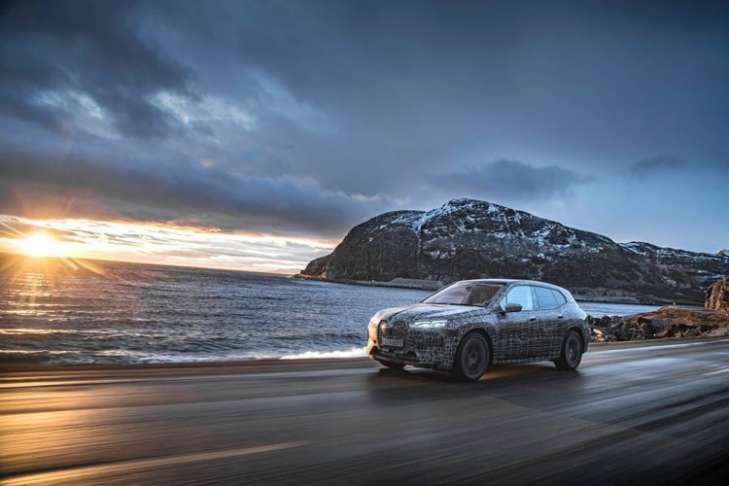 Электрические кроссоверы BMW iX испытают на живучесть в суровом арктическом климате