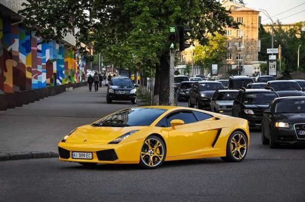В Киеве заметили роскошный суперкар Lamborghini яркого цвета