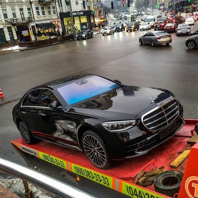 В Киеве эвакуатор увозил Mercedes-Benz за 7 миллионов