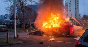Во Франции в новогоднюю ночь сожгли более 860 машин