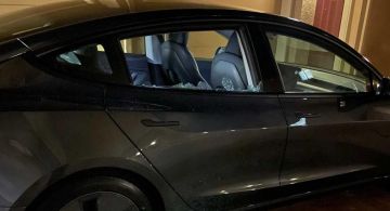 Окно Tesla Model 3 самопроизвольно разбилось почти сразу после доставки