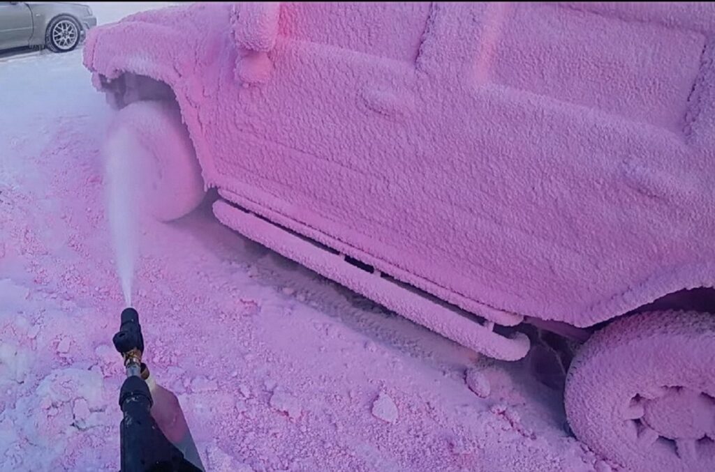 Блогер показал, что будет если помыть машину в 40-градусный мороз (видео)