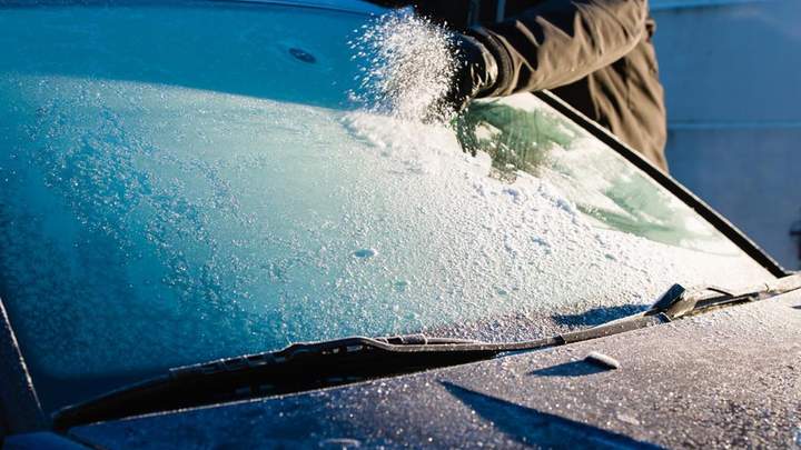 Как быстро разморозить стекло автомобиля зимой: водителям дали действенные советы