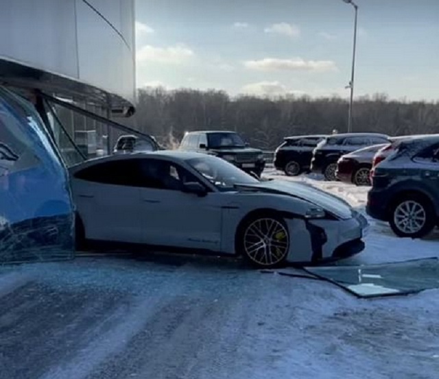 Новенький электромобиль Porsche разбили прямо в автосалоне