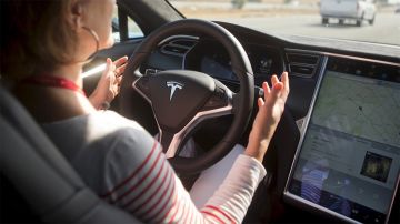 Автопилот или водитель: в cети разгадывают тайну видео с Tesla