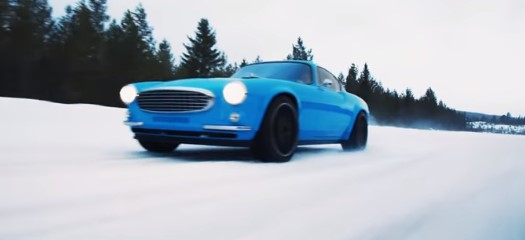 Классическое купе Volvo P1800 дрифтует на снегу (видео)