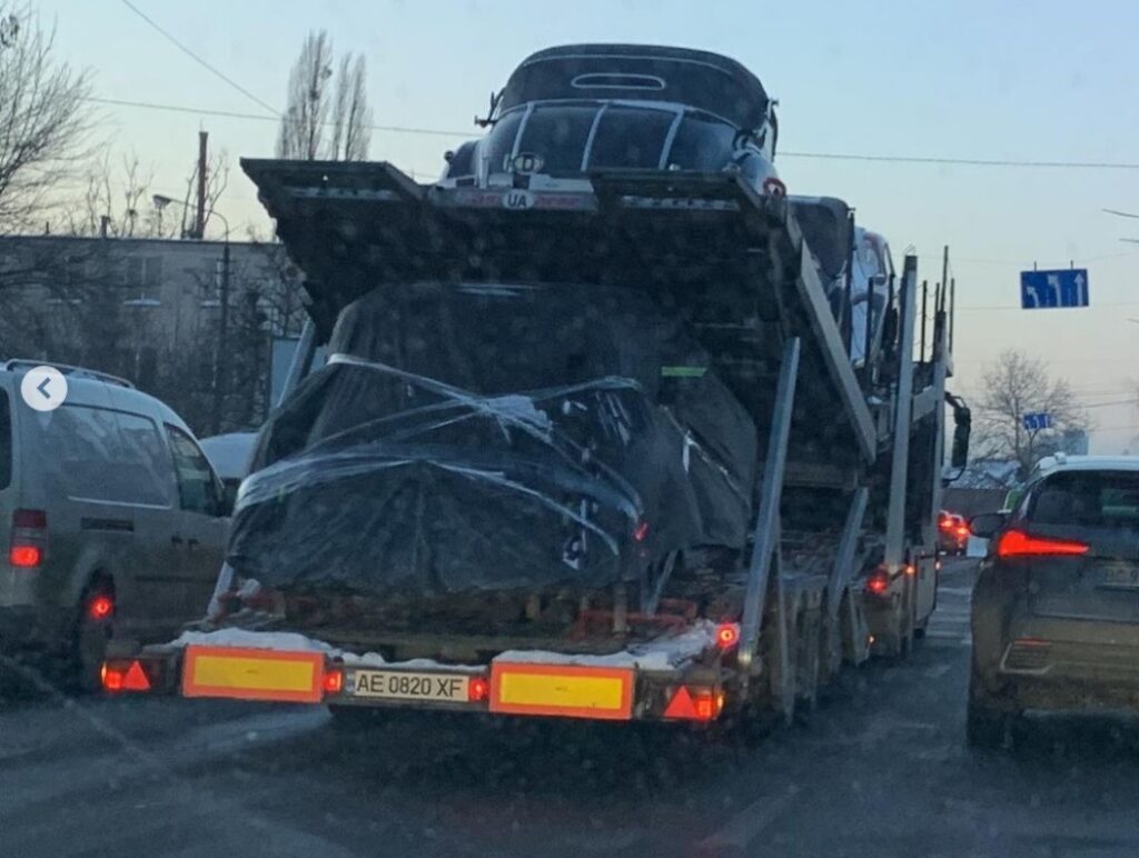 В Украине заметили автовоз с ретро машинами на несколько миллионов долларов