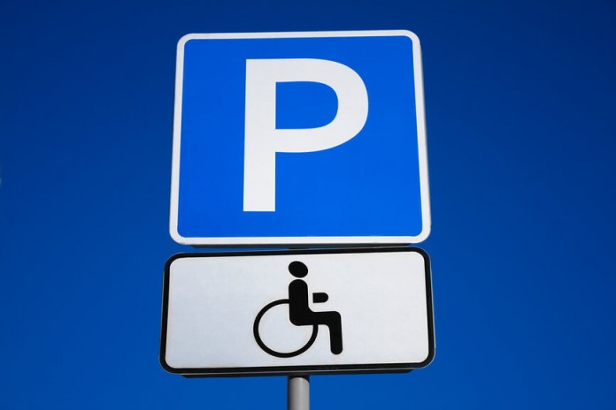 Штрафы за парковку на местах для инвалидов: подробности