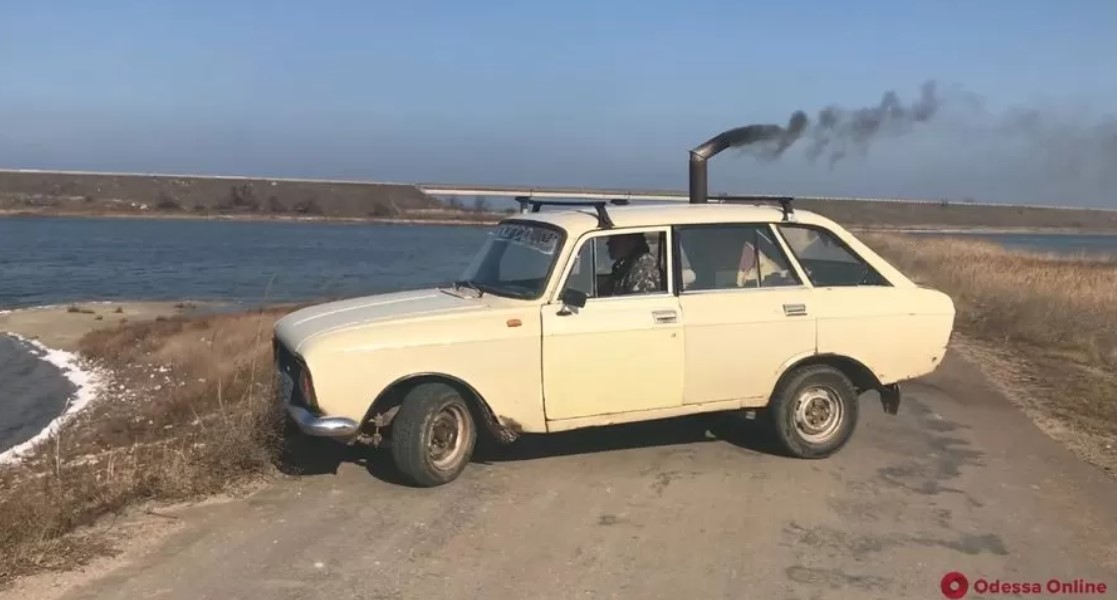 В Украине водитель установил в старый \"Москвич\" буржуйку - вид его авто поражает всех: видео