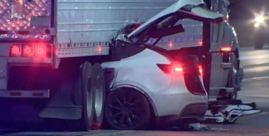 Очередная резонансная авария с Tesla: электрокар, ехавший на автопилоте, влетел под трейлер (видео)