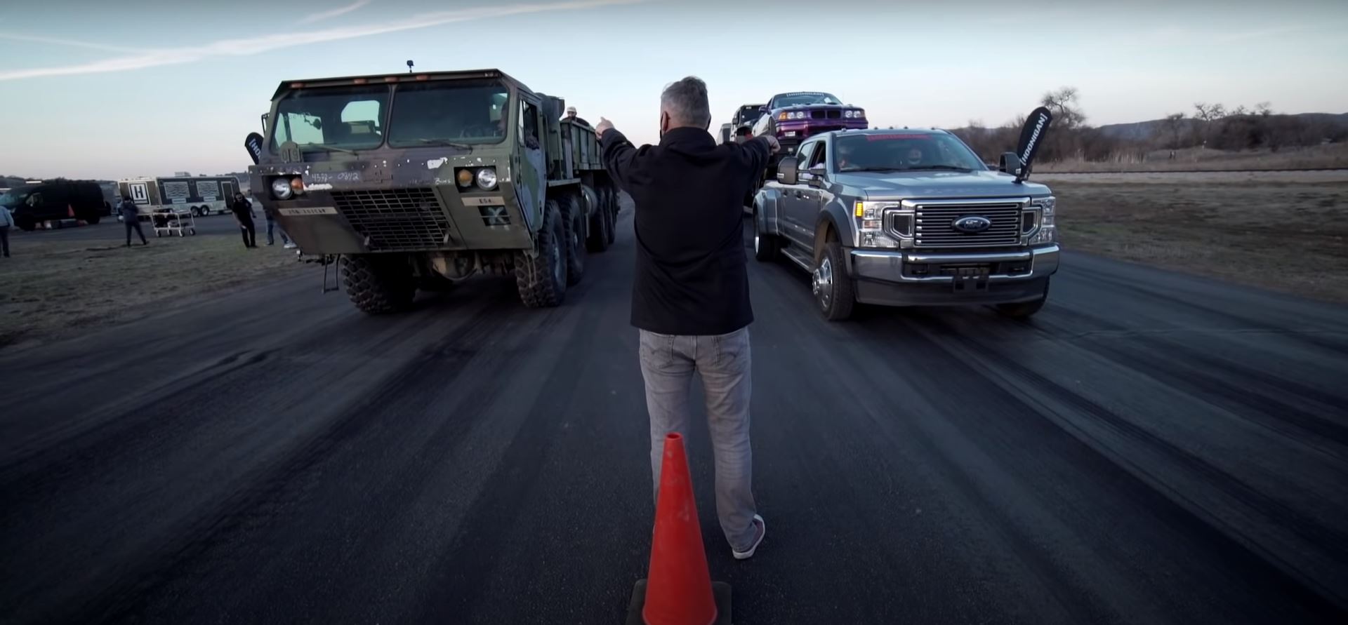 Сражение грузовиков – на видео показали необычную дрэг-гонку (Видео)