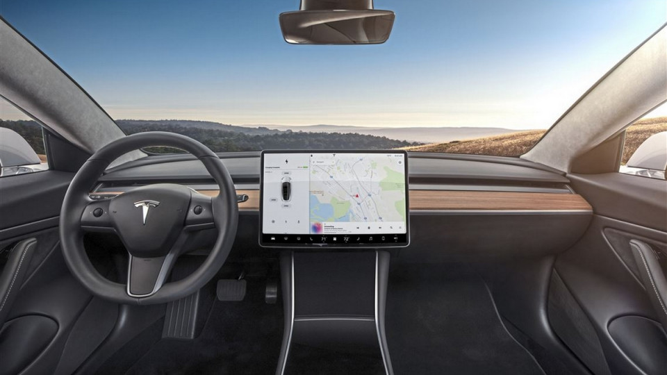 Автопилот Tesla не умеет поворачивать через встречку: видео