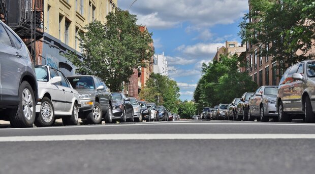Украинцам запретят оставлять машины на тротуарах: Кабмин озвучил новые правила парковки