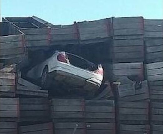 В Новой Зеландии авто, удирая от копов, взлетело на 10 метров и врезалось в ящики. Видео