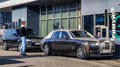 В Украине заметили необычный кортеж с Rolls-Royce на МакДрайве (ФОТО)