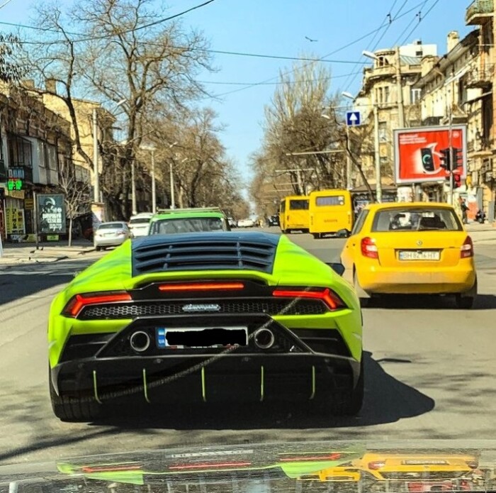 В Украине засветился роскошный Lamborghini «кислотного» цвета: фото и видео