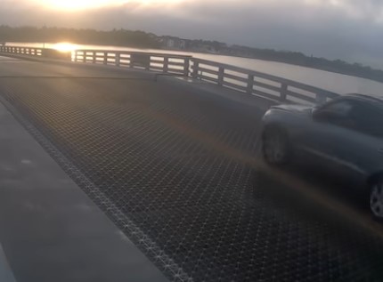 Во Флориде автомобиль \"перепрыгнул\" через поднимающийся разводной мост (видео)