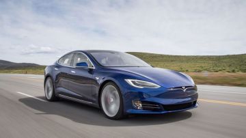 Автопилот Tesla можно обмануть и заставить работать без водителя
