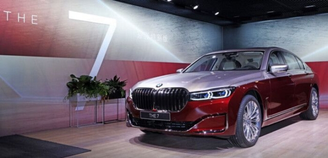 Компания BMW представила элитный лимузин в стиле Maybach (ФОТО)