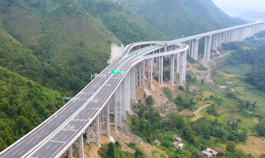 В Китае построили дорогу с самым большим разворотом в мире, видео