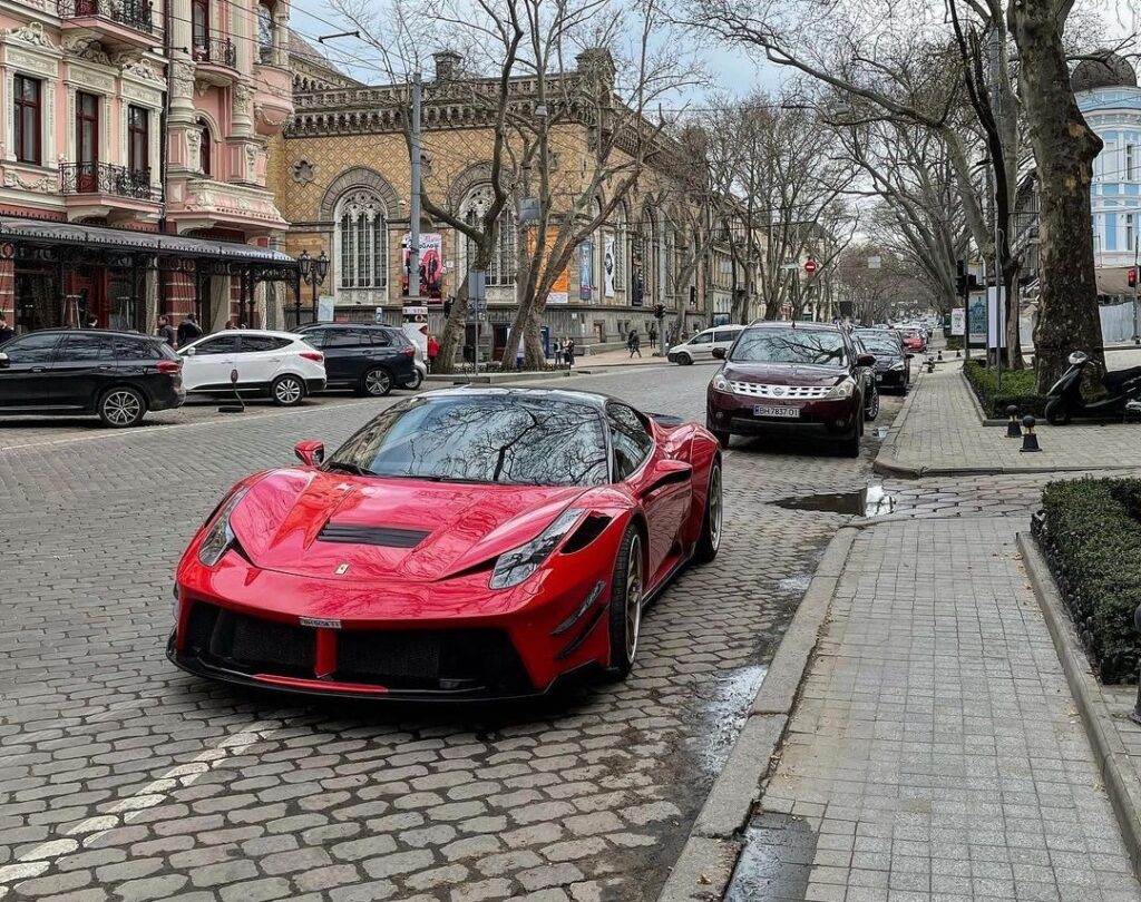 В Украине заметили яркий тюнингованный суперкар Ferrari