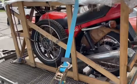 В Киеве засветился знаменитый мотоцикл - более 30 лет простоял в гараже: видео