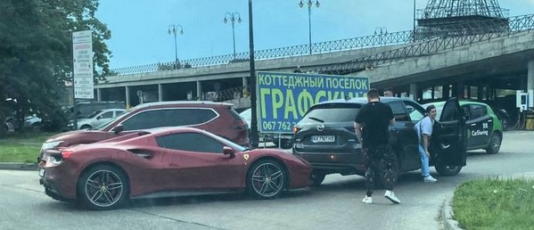 Водитель суперкара \"Феррари\" устроил гонки на оживленных улицах Харькова и попал в ДТП (фото, видео)