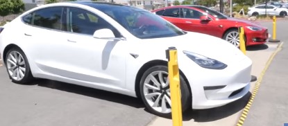Что произойдет с умным электрокаром Tesla, если на ходу разбить его центральный экран: видео