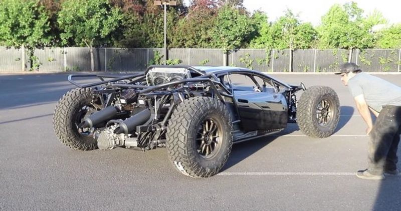 Блогеры построили Lamborghini на котором можно ездить по бездорожью, песчаным дюнам и болотам (ВИДЕО)