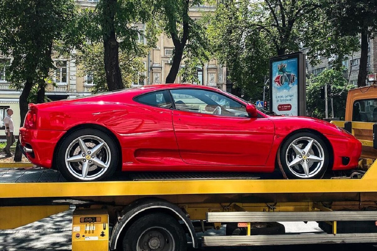В Киеве заметили классическую Ferrari на эвакуаторе