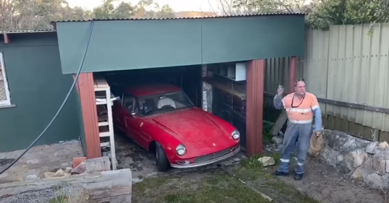 Редчайший суперкар Ferrari почти полвека простоял заброшенным в гараже