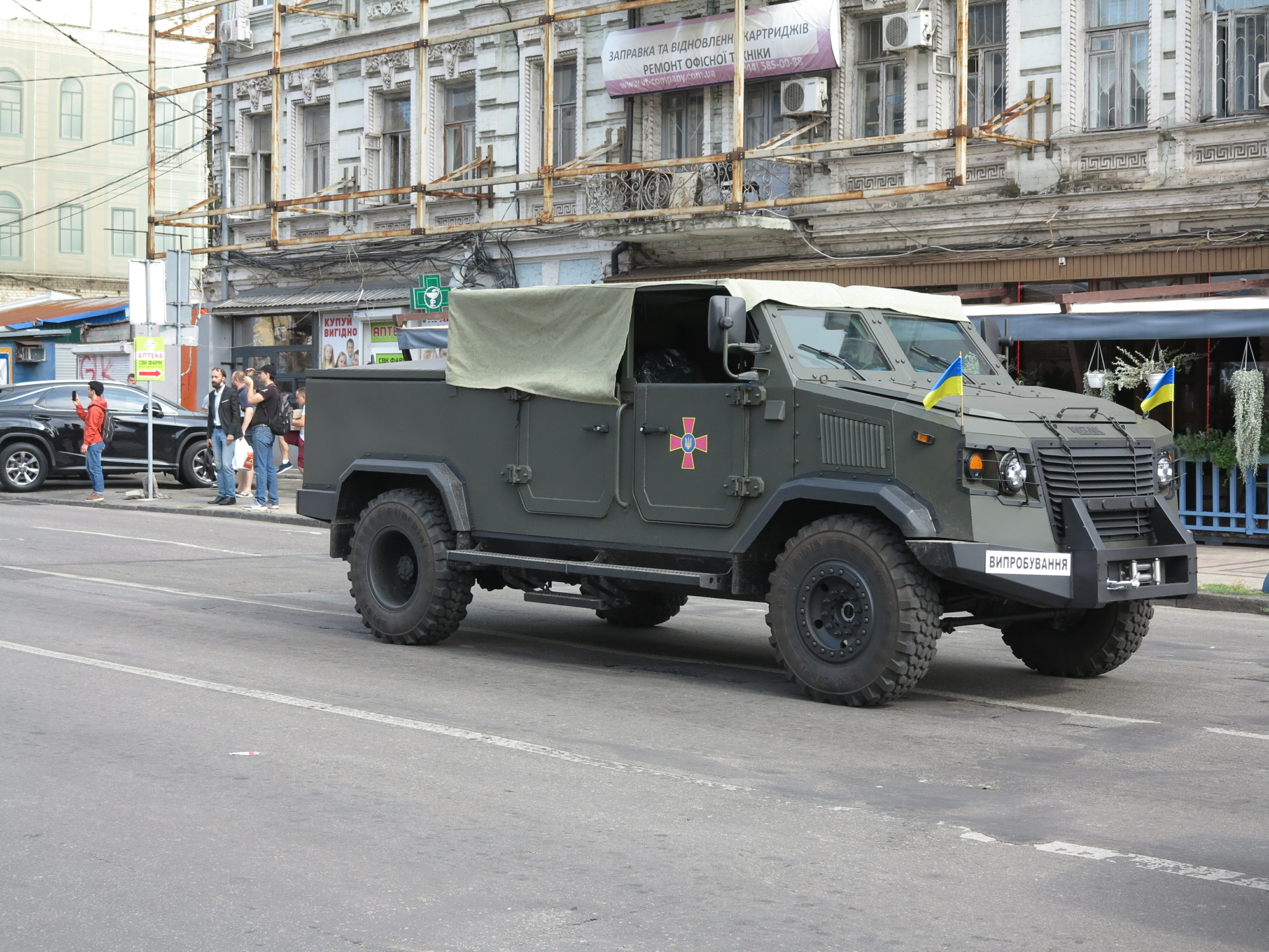 В Киеве заметили бронированный кабриолет отечественного производства