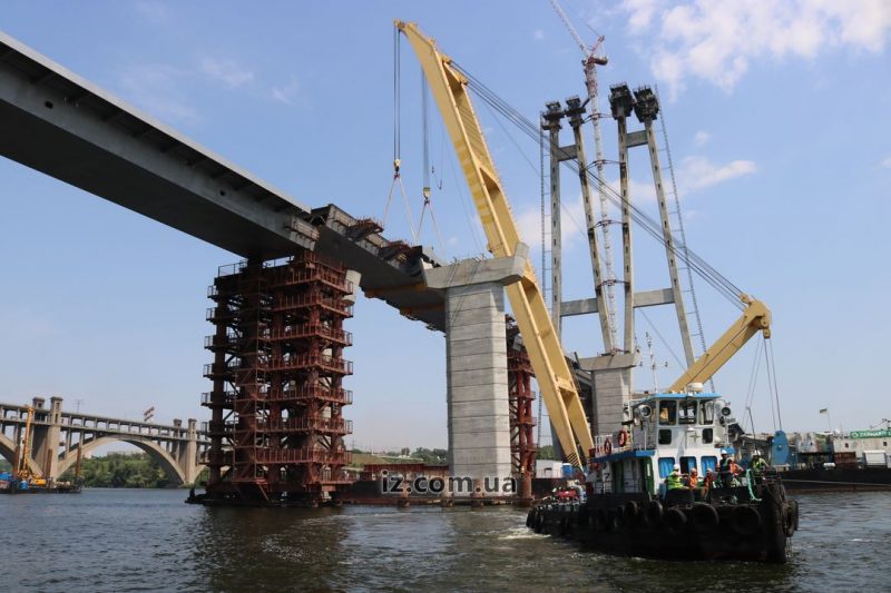 Плавкран Zakhariy скоро вернется в Запорожье и продолжит строить мост