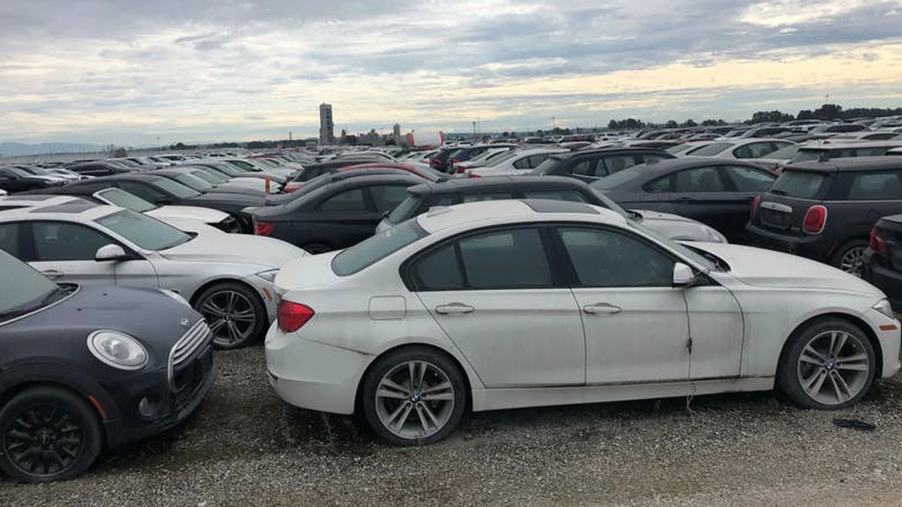 Несколько тысяч новых BMW бросили под открытым небом – их уничтожают соль и погода
