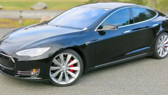 Tesla отказалась от ремонта по гарантии Model S, которая попала под сильный дождь