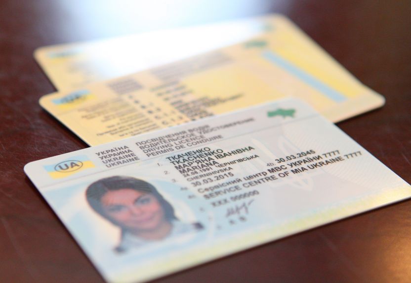 Украинцы начнут получать новые водительские удостоверения: названа дата