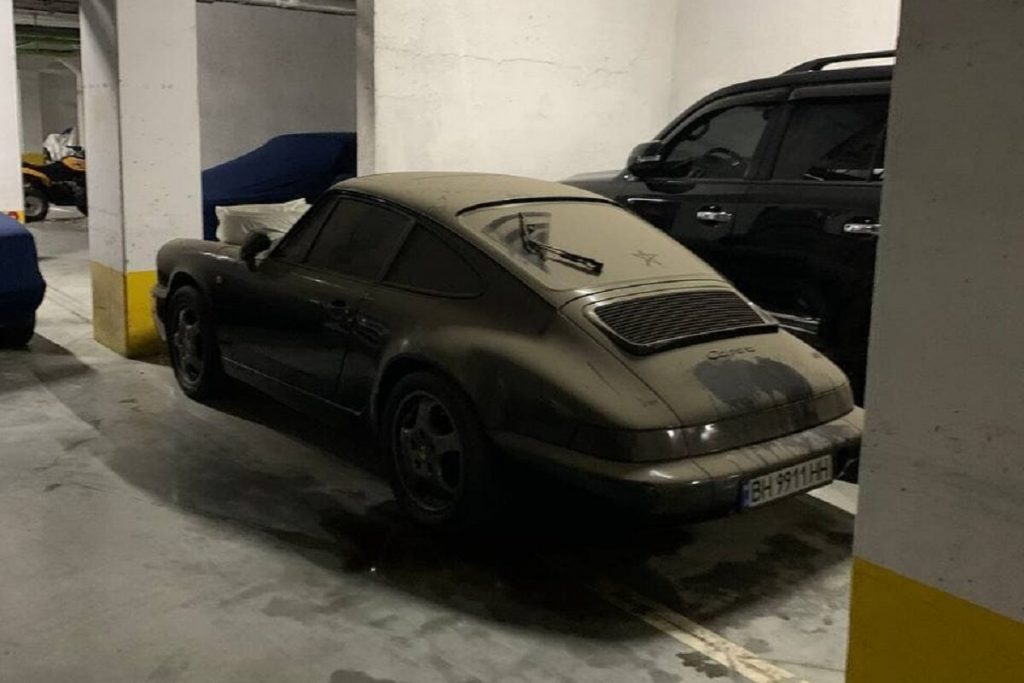 В Украине нашли крутой заброшенный Porsche с «блатными» номерами