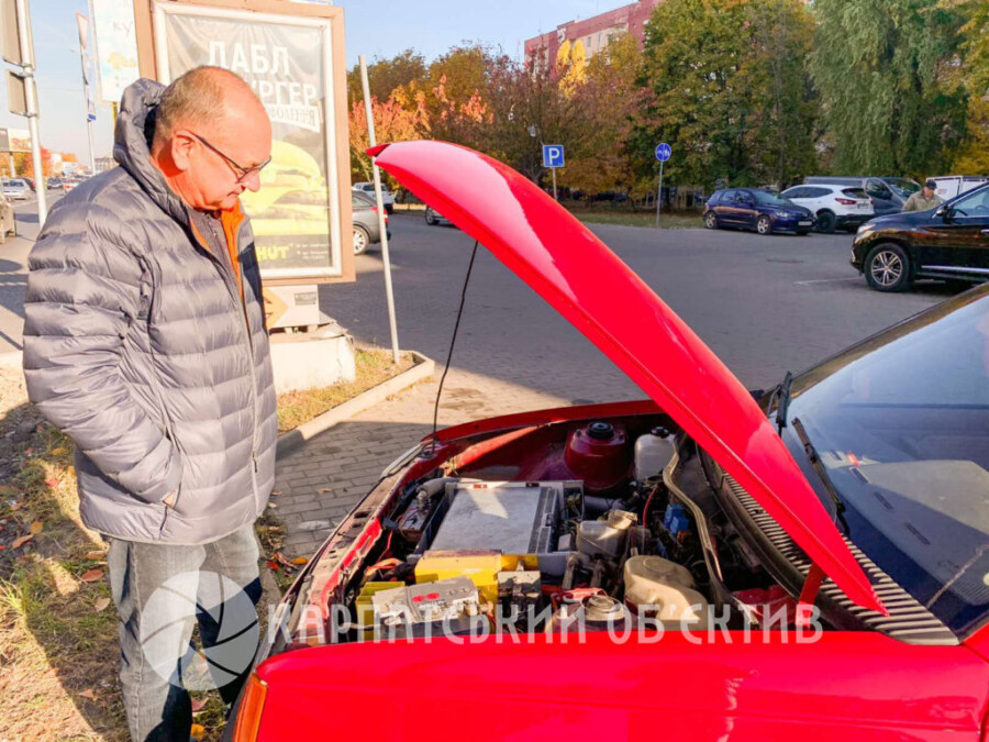 Украинец превратил старую иномарку в электромобиль
